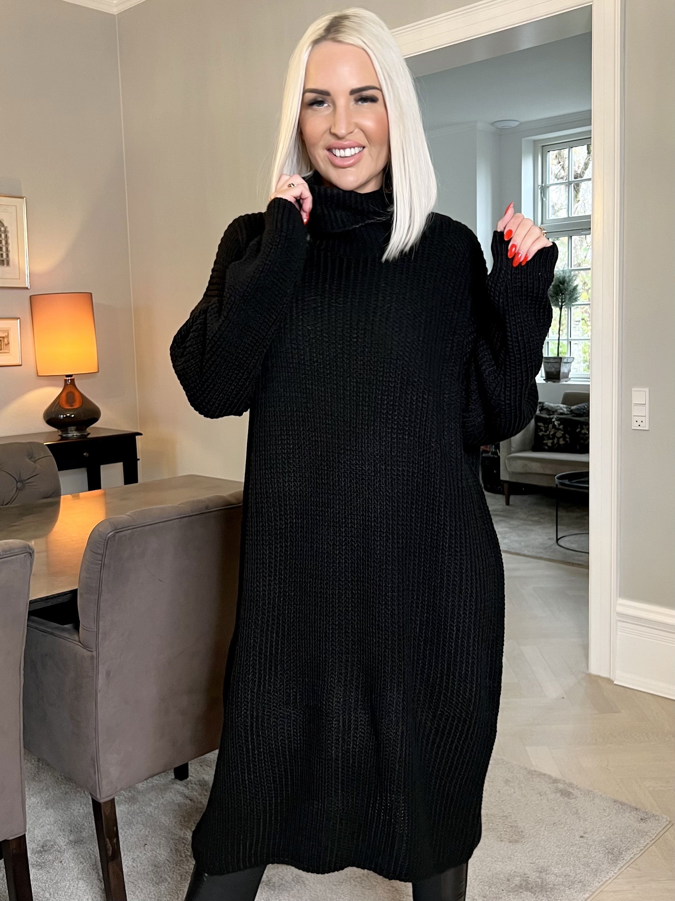 Alice - Dejlig tyk strikkjole med rullekrave